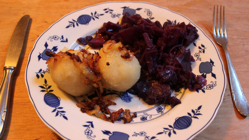 Kartoffelklöße mit Rotkohl und gebratenen Zwiebeln Rezept von Eno aus ...