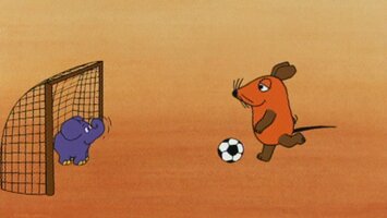 Maus und Elefant mit Fußball