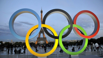 Olympische Ringe vor dem Eiffelturm in Paris