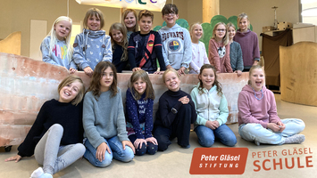 Bildmontage: MausKlasse der Peter-Gläsel-Schule in Detmold mit Schullogo