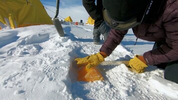 Geteiltes Bild: Alexander Gerst im Zelt, Die Maus, Elefant und Ente teilen sich einen Schal und spazieren im Schnee, Bitzer und Timmy, ein Flugzeug im Schnee