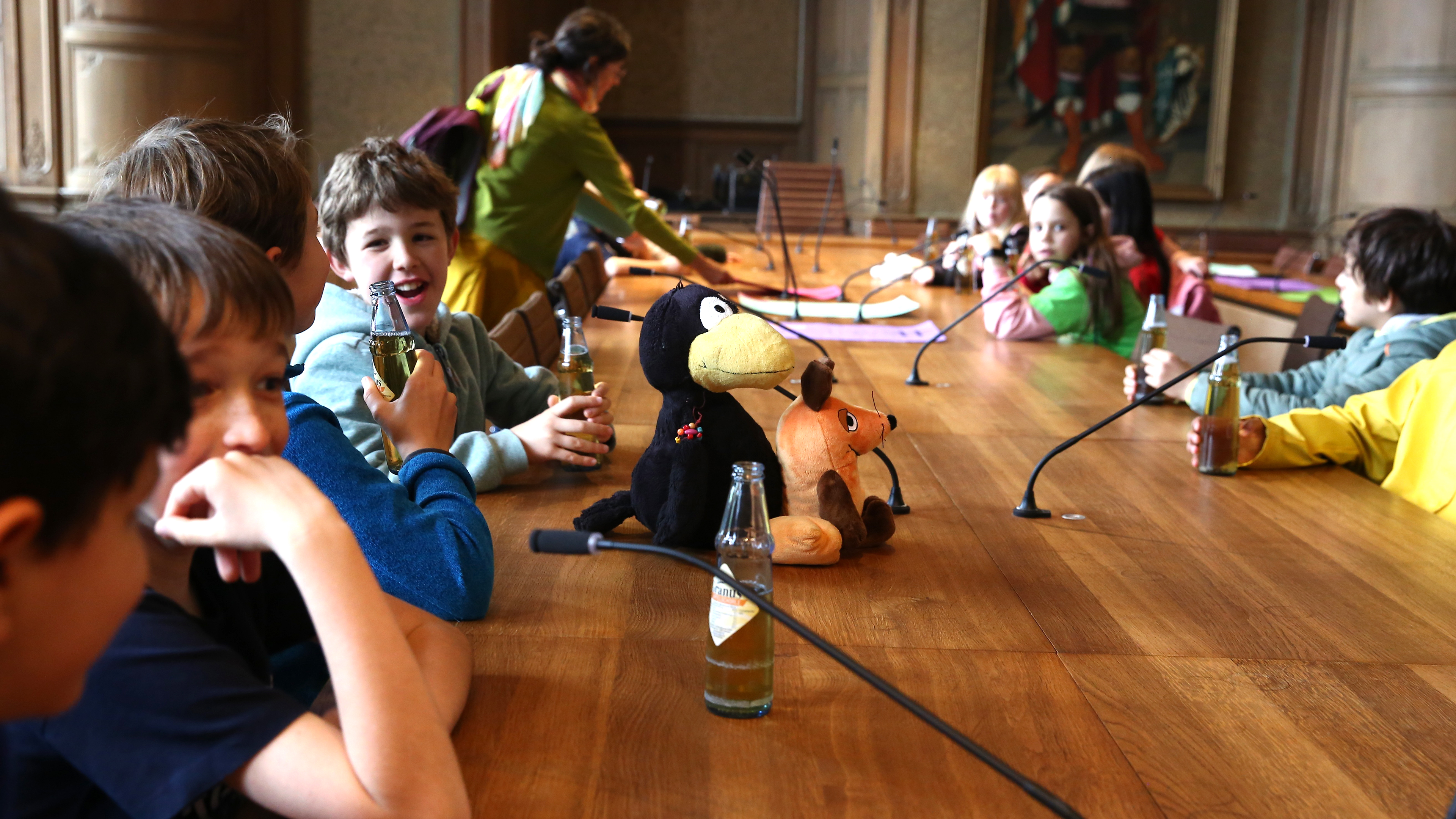 Kinder der Aachener MausKlasse in einem Saal des Aachener Rathauses