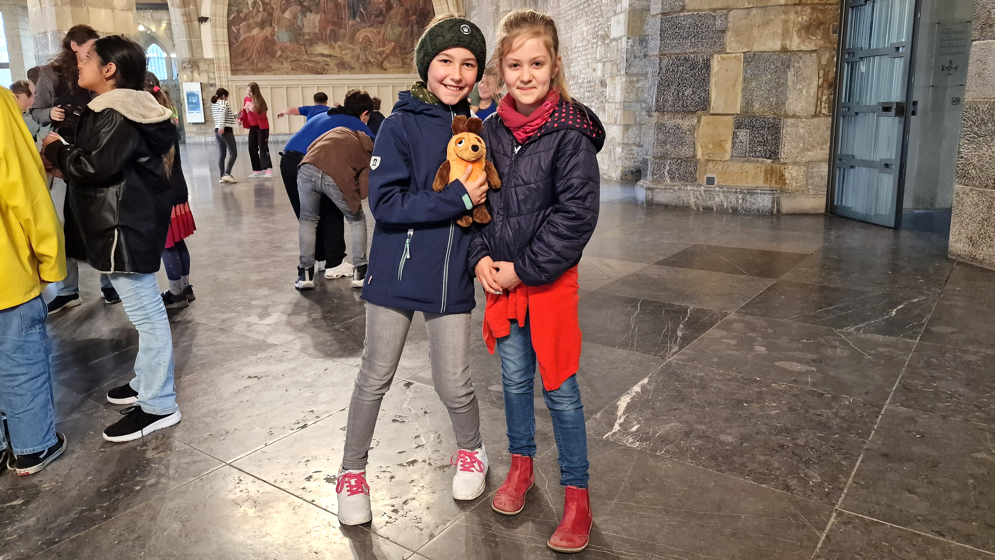 Zwei Mädchen der Aachener MausKlasse in einem Saal des Aachener Rathauses