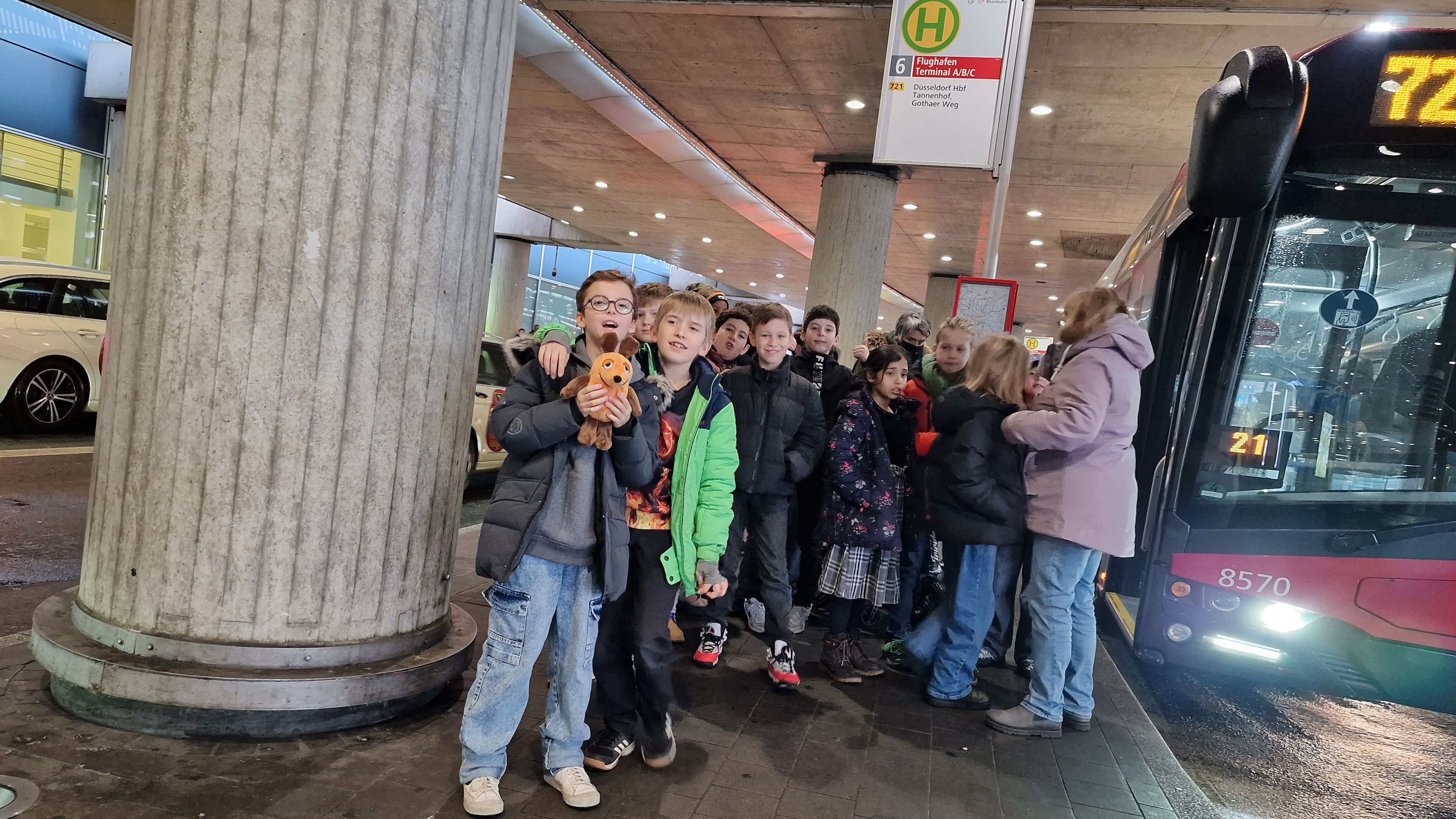 Mausklasse der Düsseldorfer Beckbusch-Schule bei der Flughafen-Reportage