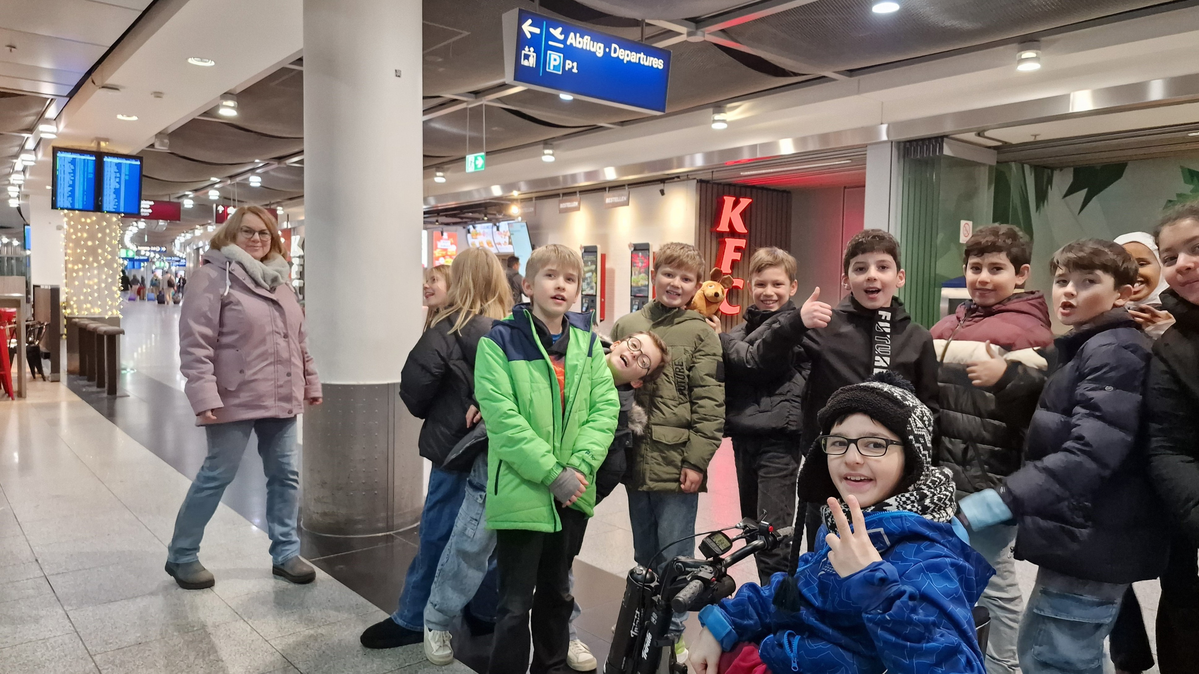 Mausklasse der Düsseldorfer Beckbusch-Schule bei der Flughafen-Reportage