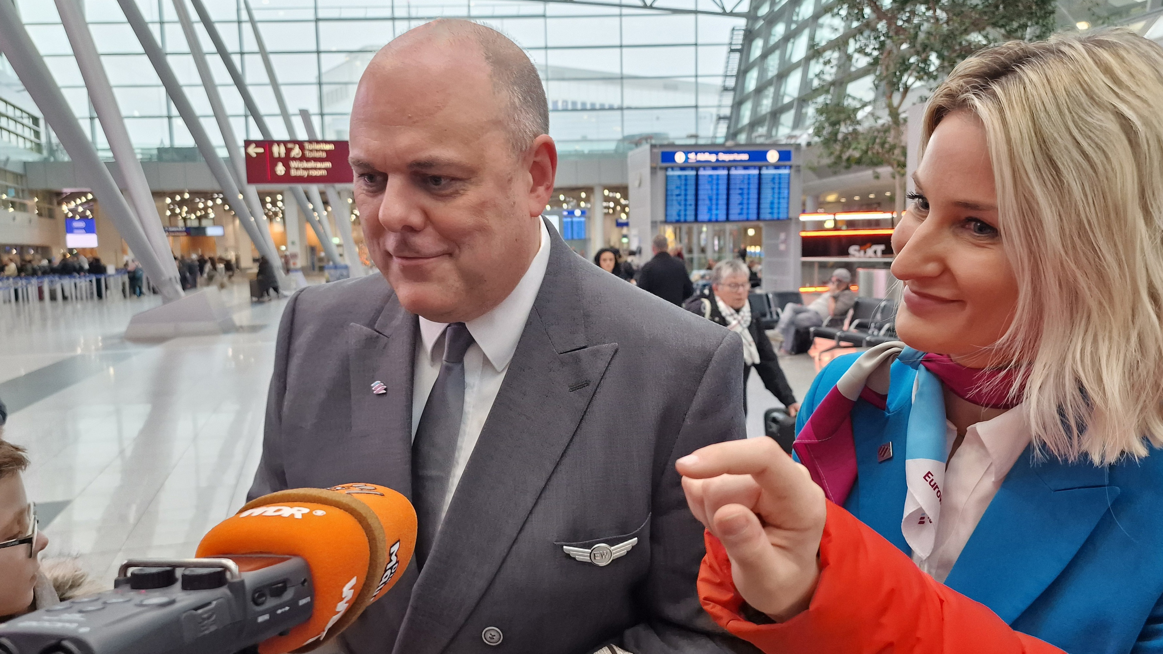 Mausklasse der Düsseldorfer Beckbusch-Schule bei der Flughafen-Reportage