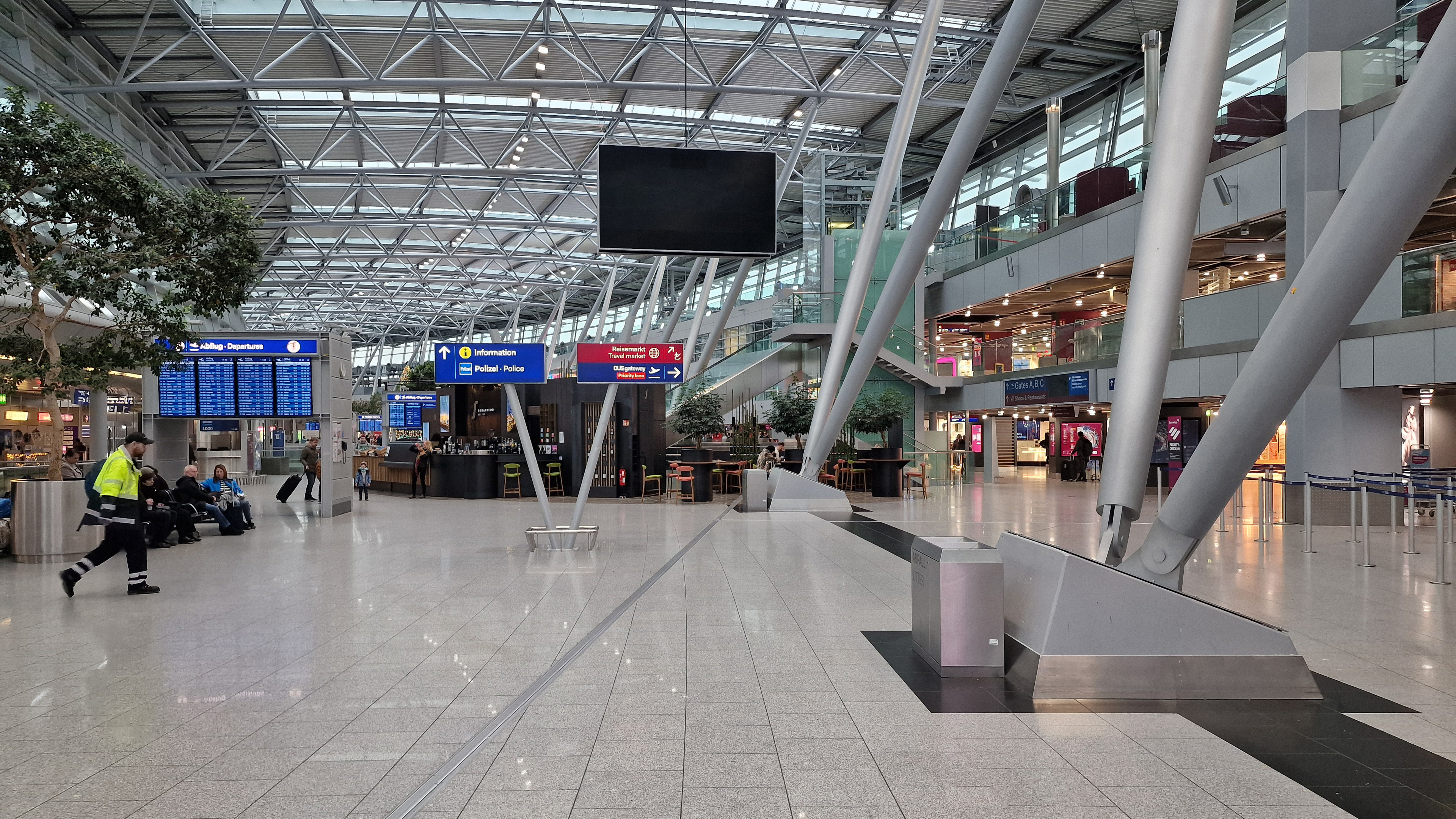 Mausklasse der Düsseldorfer Beckbusch-Schule bei der Flughafen-Reportage