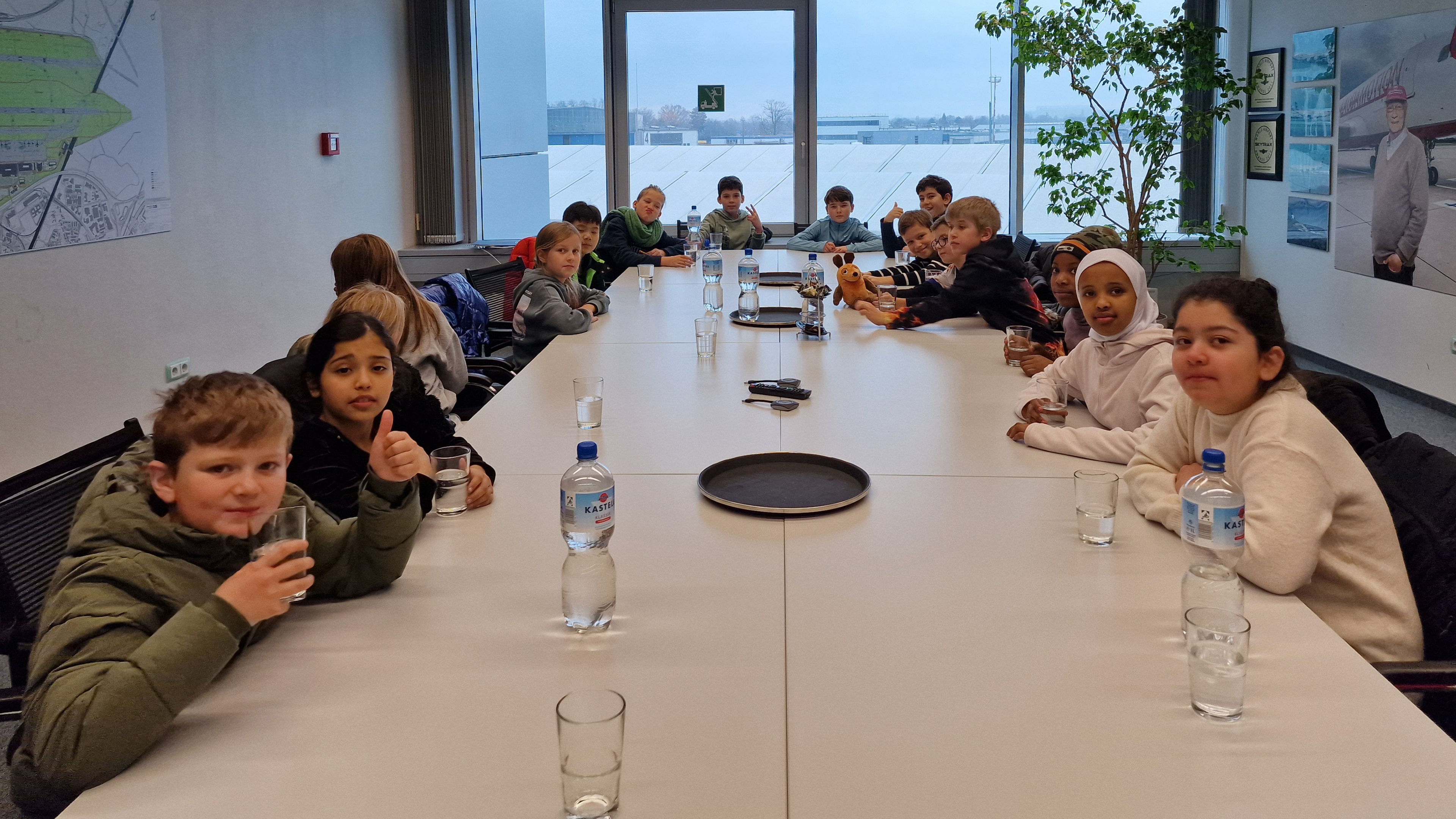 Mausklasse der Düsseldorfer Beckbusch-Schule bei der Flughafen-Reportage