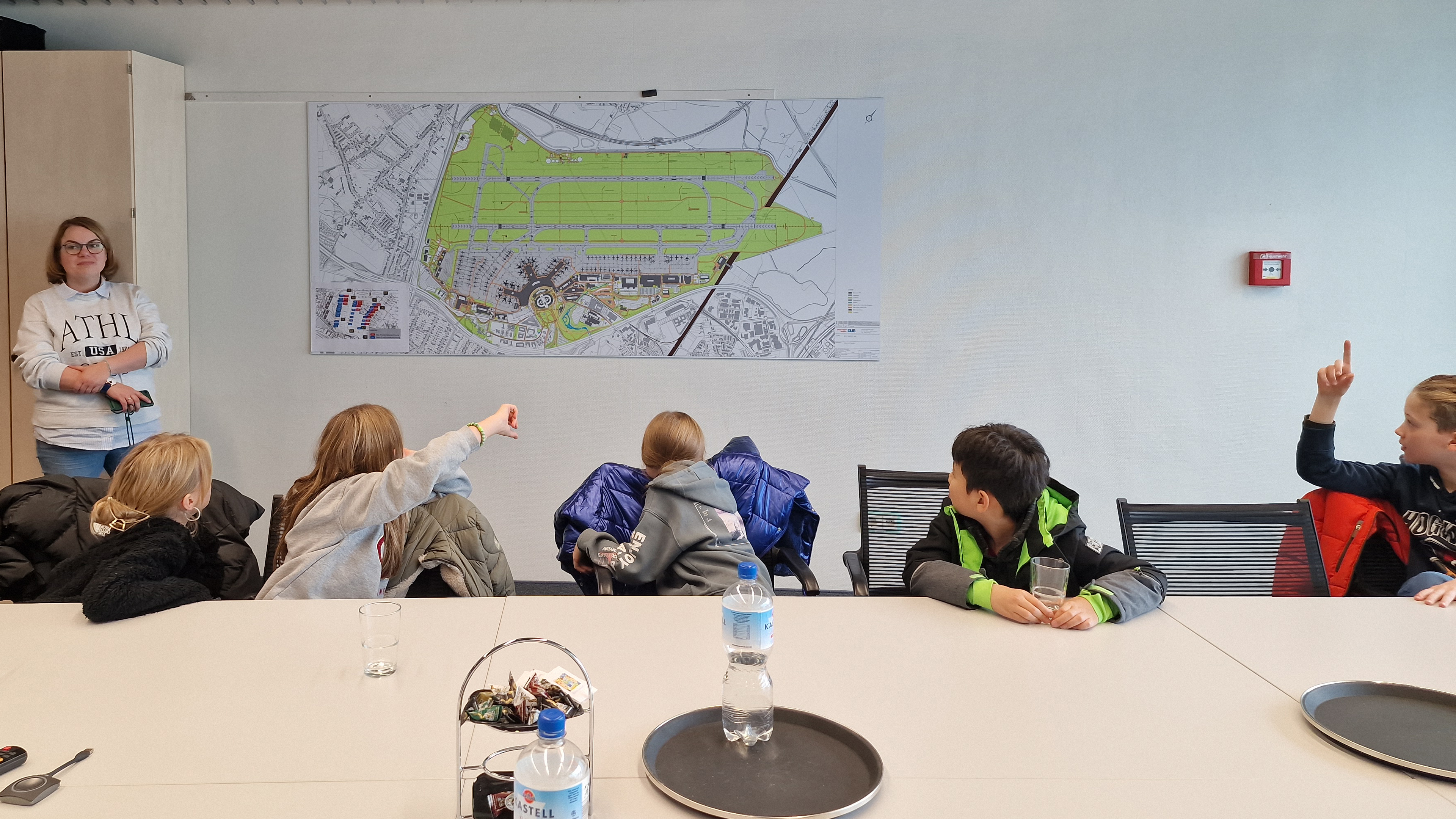 Mausklasse der Düsseldorfer Beckbusch-Schule bei der Flughafen-Reportage