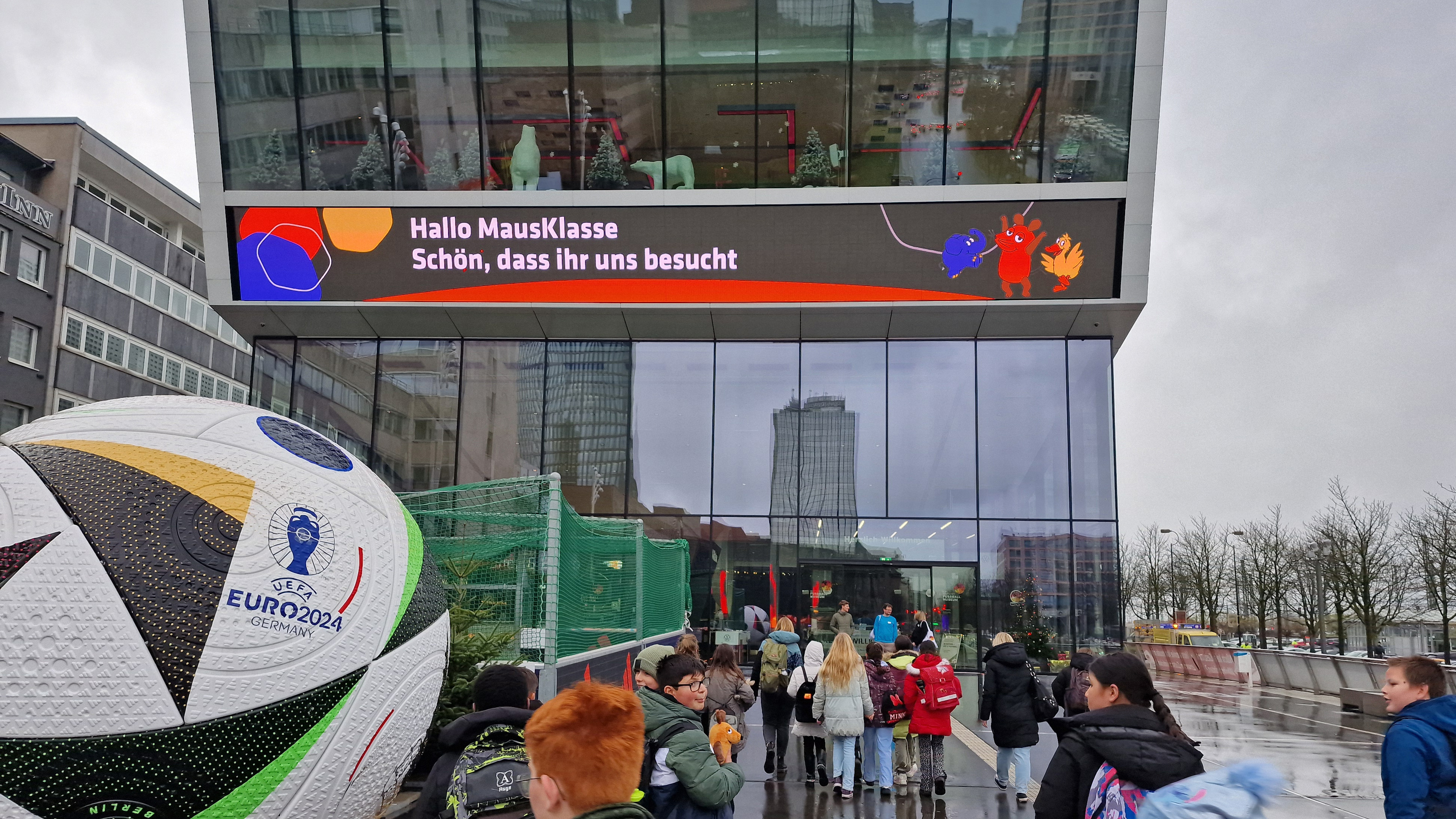 MausKlasse der Wilhelm-Rein-Schule auf Entdeckertour im Deutschen Fußballmuseum in Dortmund