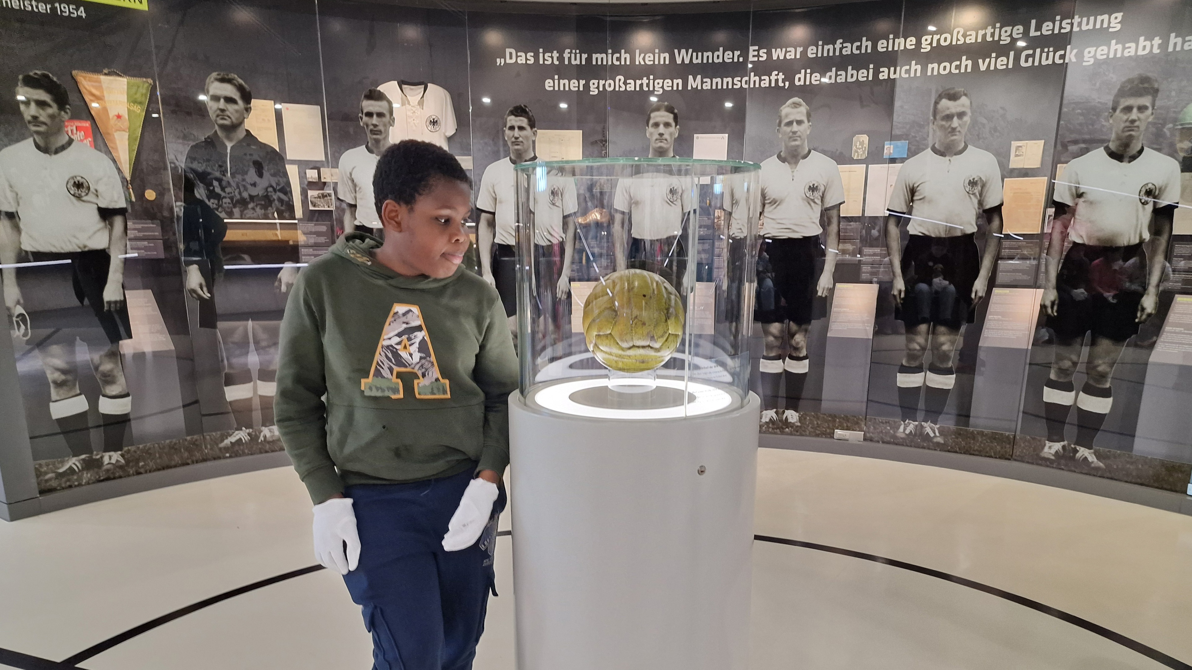 MausKlasse der Wilhelm-Rein-Schule auf Entdeckertour im Deutschen Fußballmuseum in Dortmund