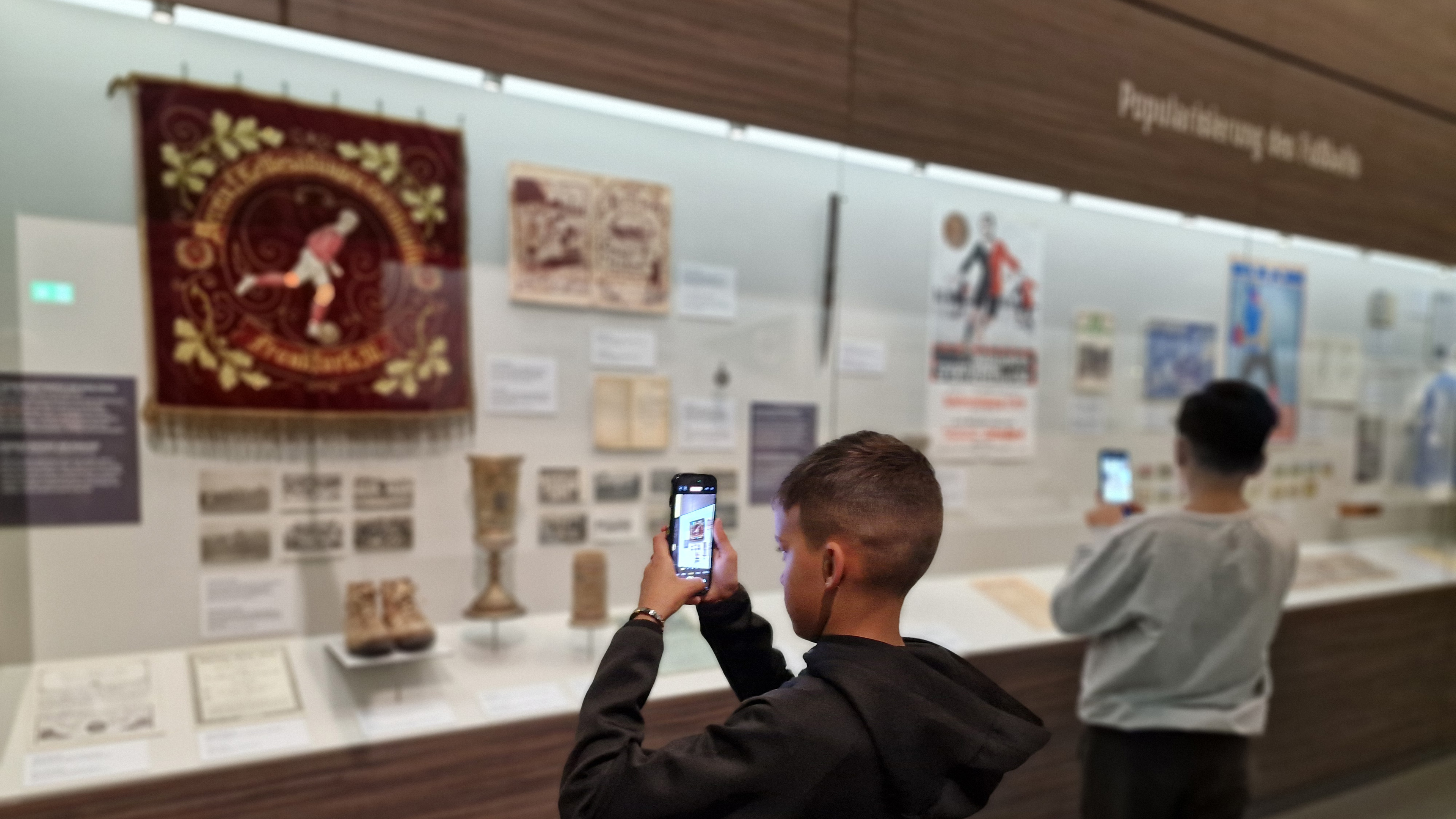 MausKlasse der Wilhelm-Rein-Schule auf Entdeckertour im Deutschen Fußballmuseum in Dortmund