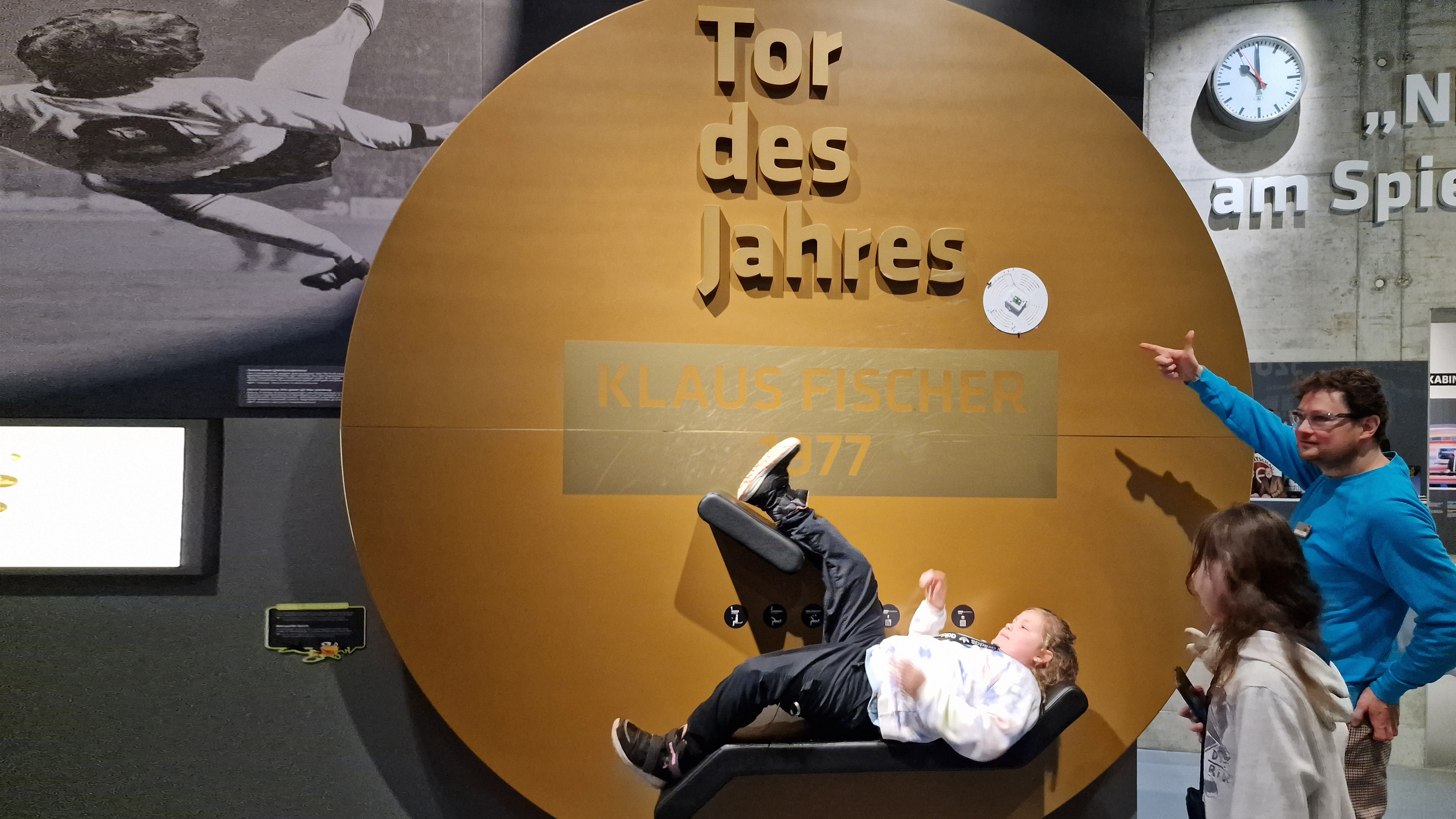 MausKlasse der Wilhelm-Rein-Schule auf Entdeckertour im Deutschen Fußballmuseum in Dortmund