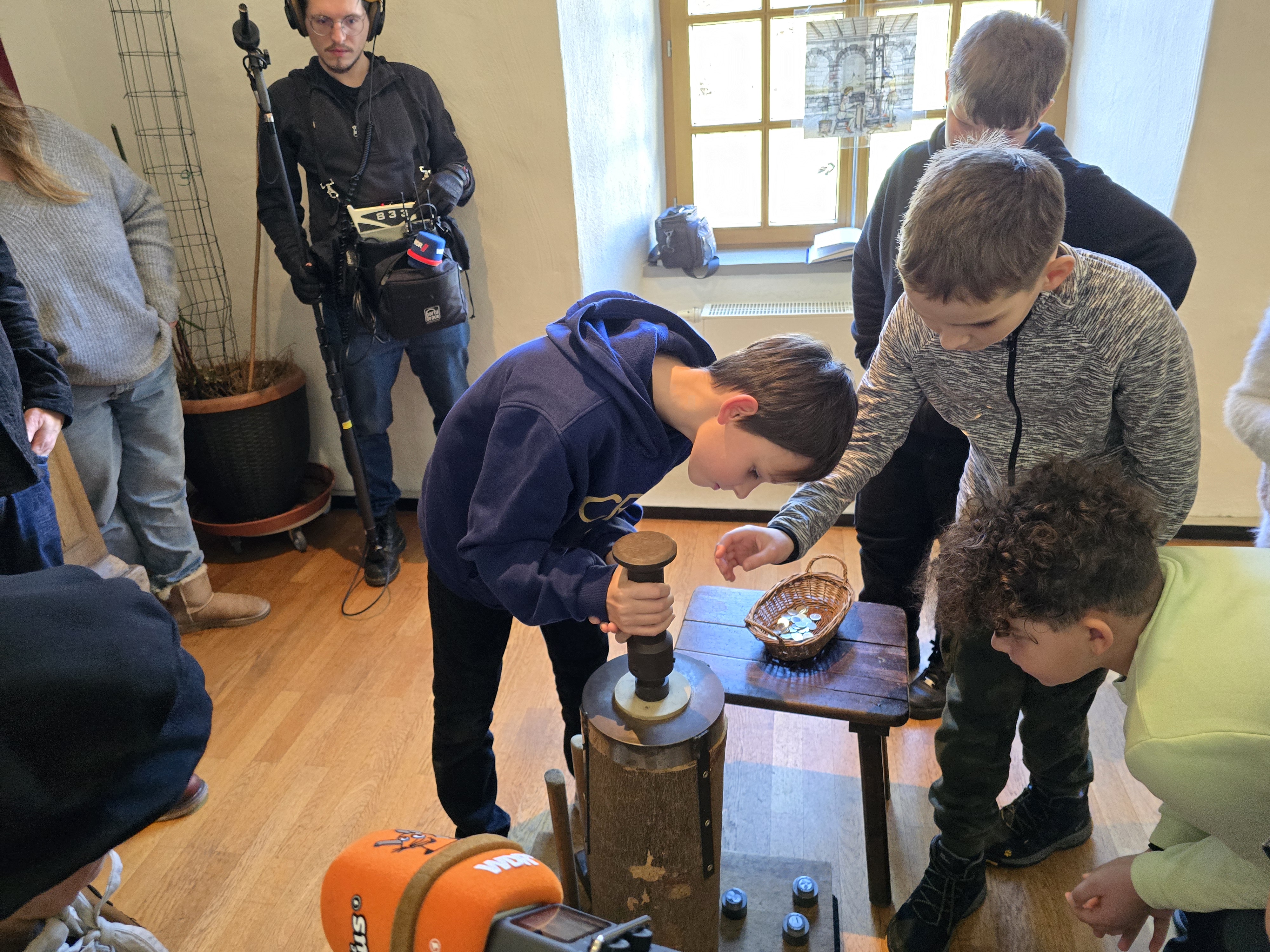 Kinder der MausKlasse prägen ihre eigenen Medaillen