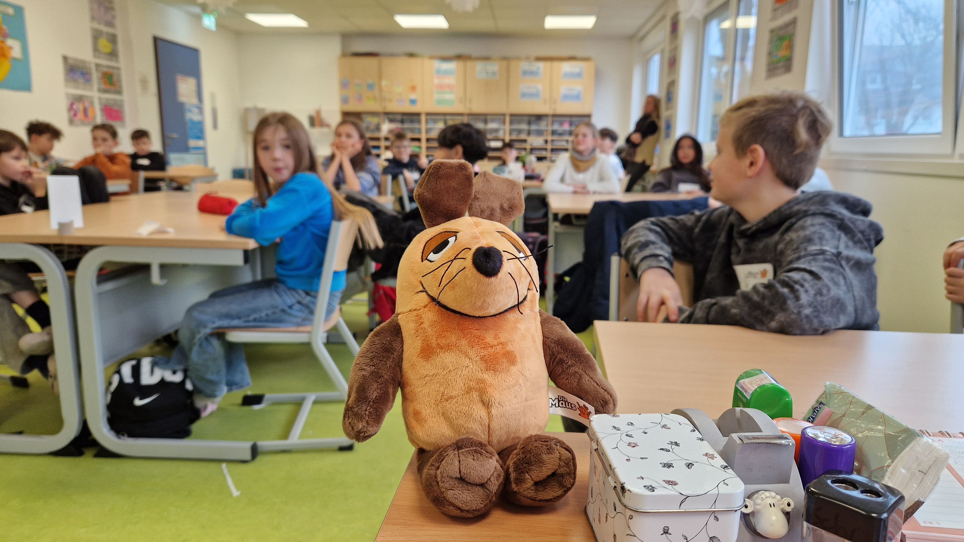 Eine Plüschmaus sitzt in der MausKlasse der Grundschule Bedingrade