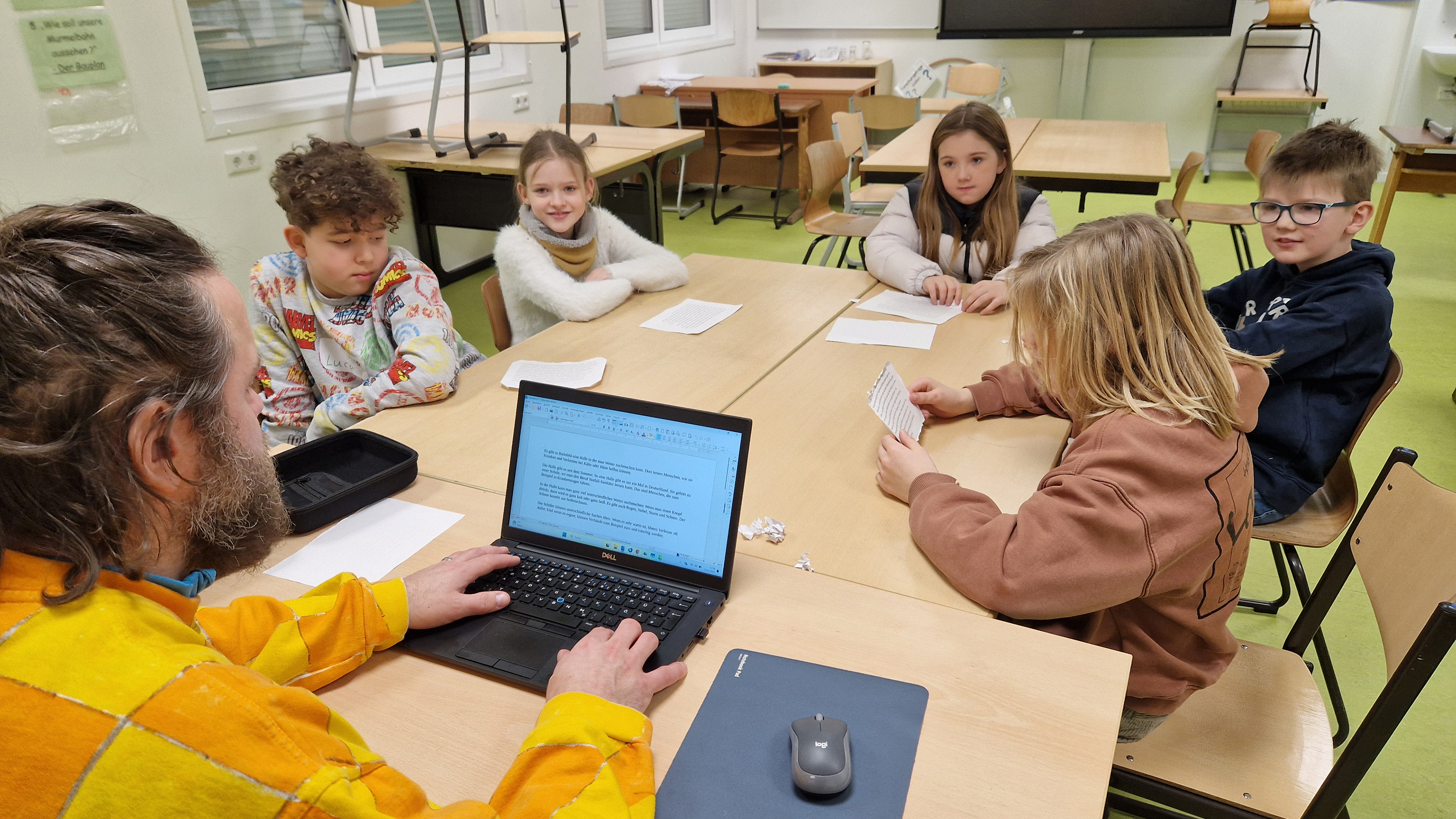 Kinder der MausKlasse der Grundschule Bedingrade schreiben zusammen mit Mausreporter Sebastian den MausZoom