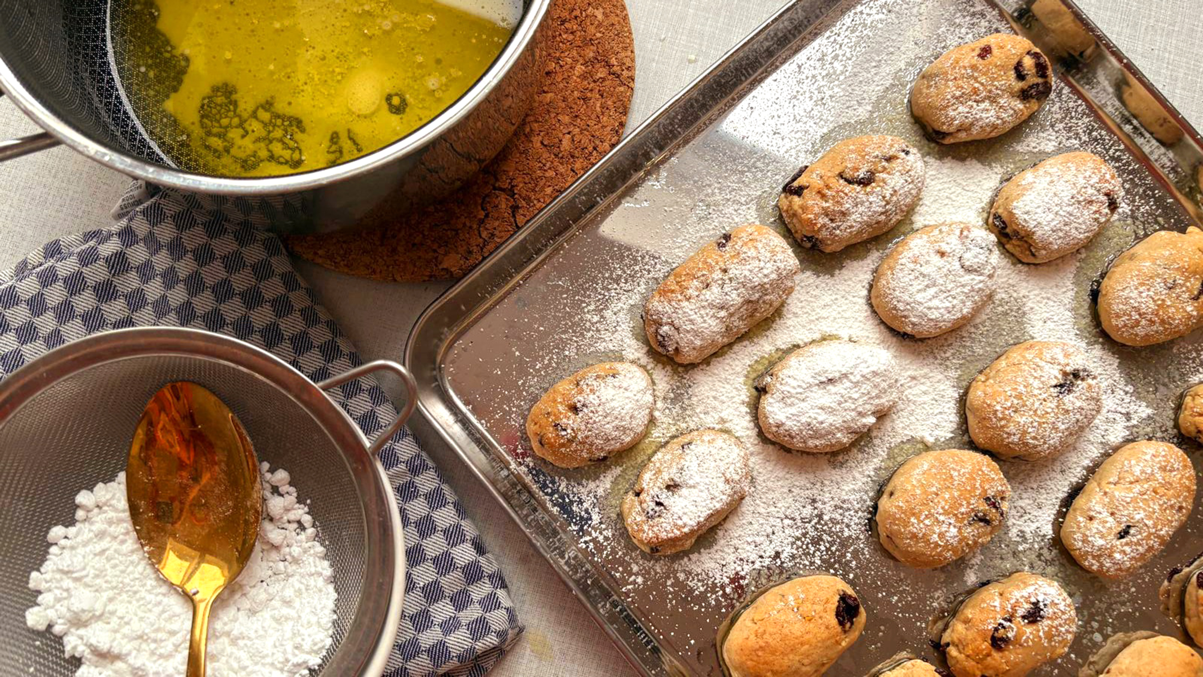 Ministollen auf Backblech plus Zutaten