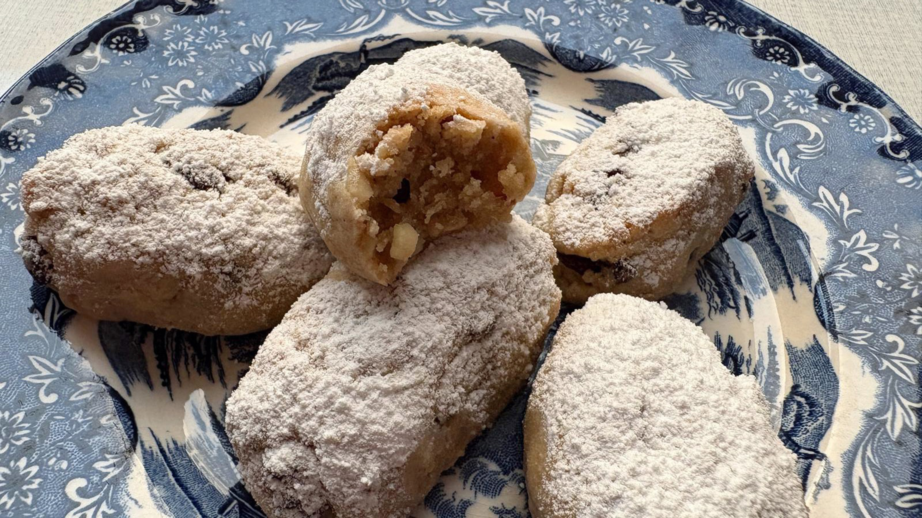 Ministollen mit Puderzucker auf einem Teller