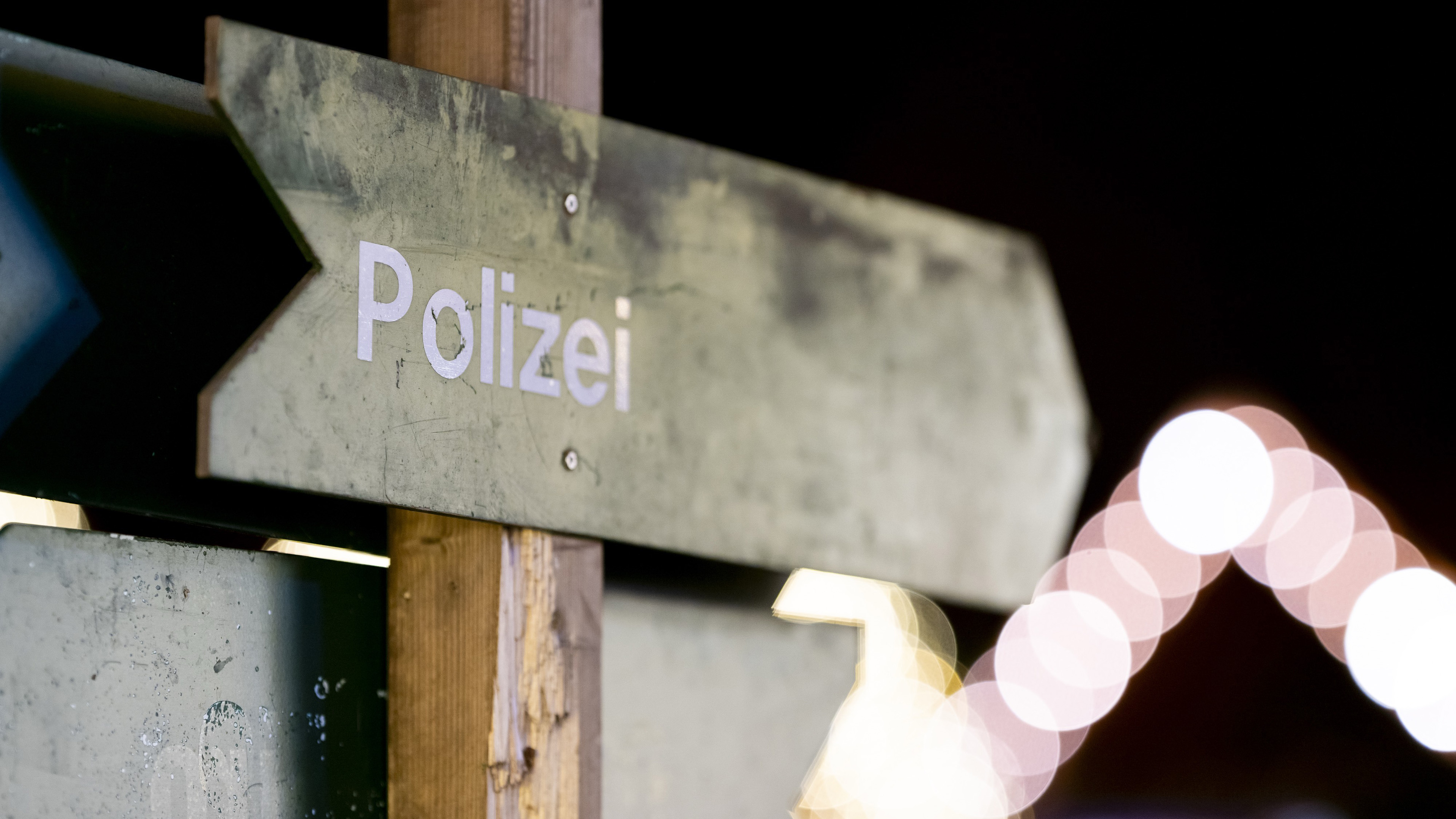 Polizeischild auf Weihnachtsmarkt