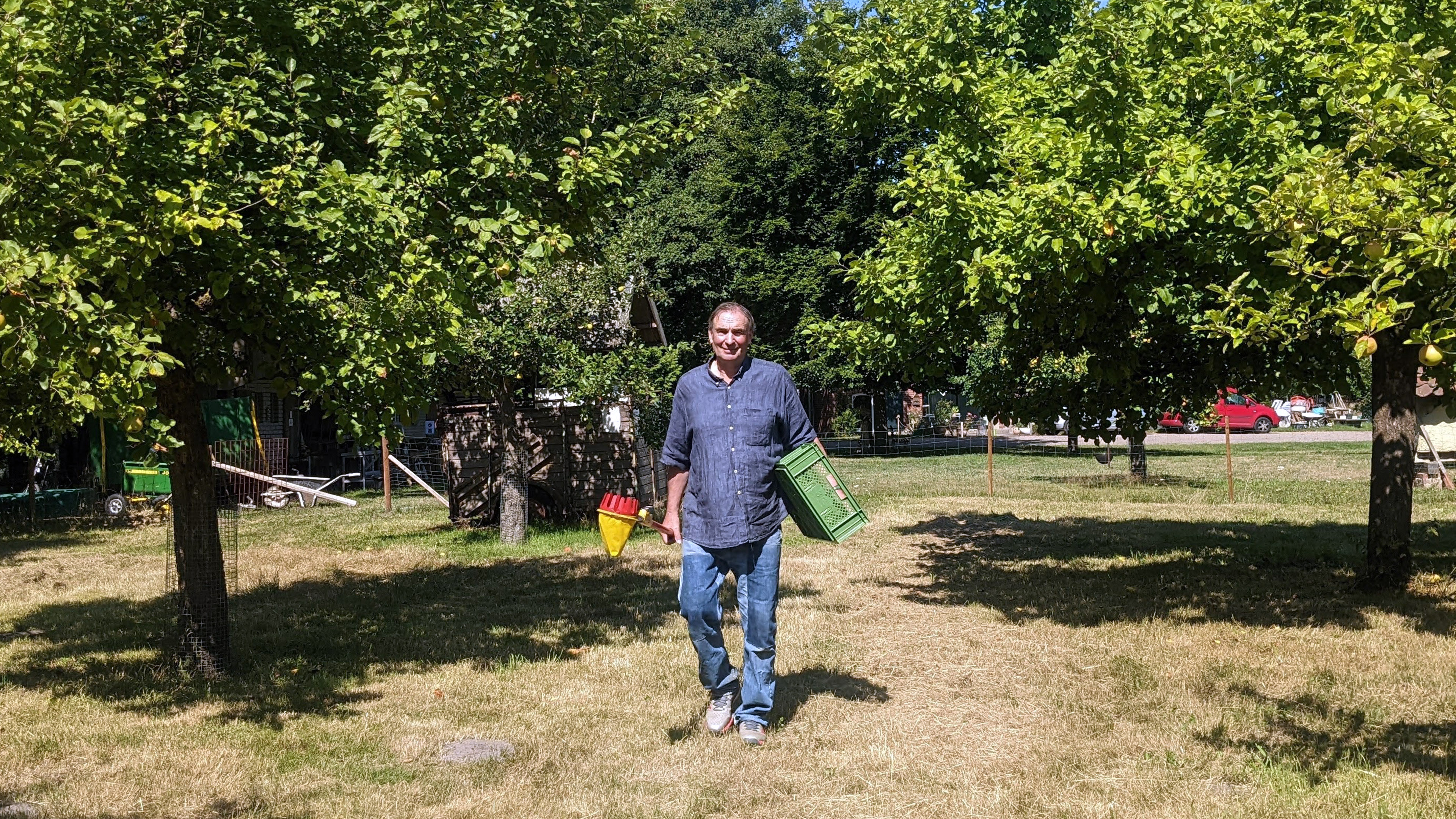 Apfelbauer Alfred auf seiner Obstwiese