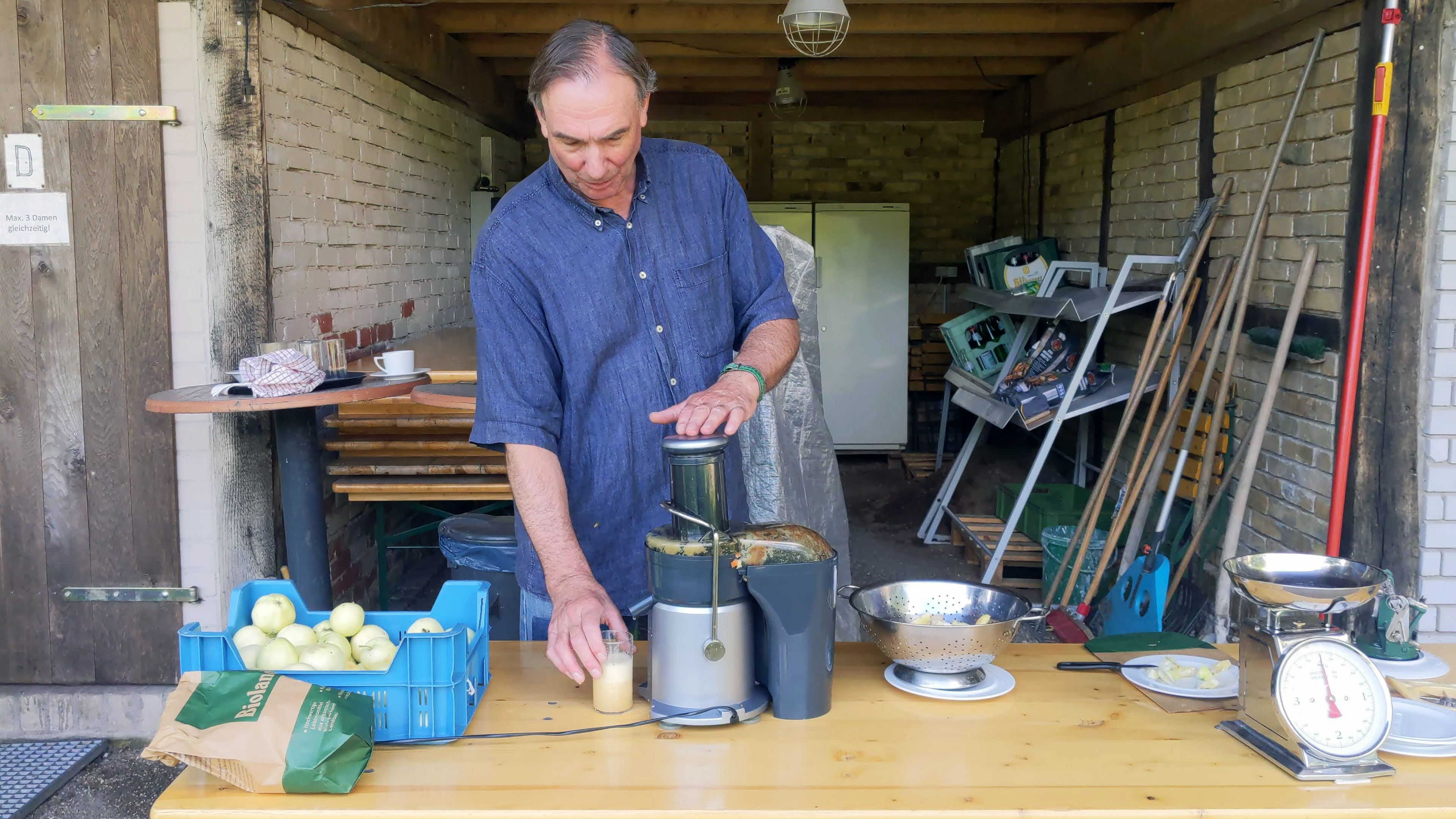 Alfred Helmig bedient eine Apfelsaftpresse