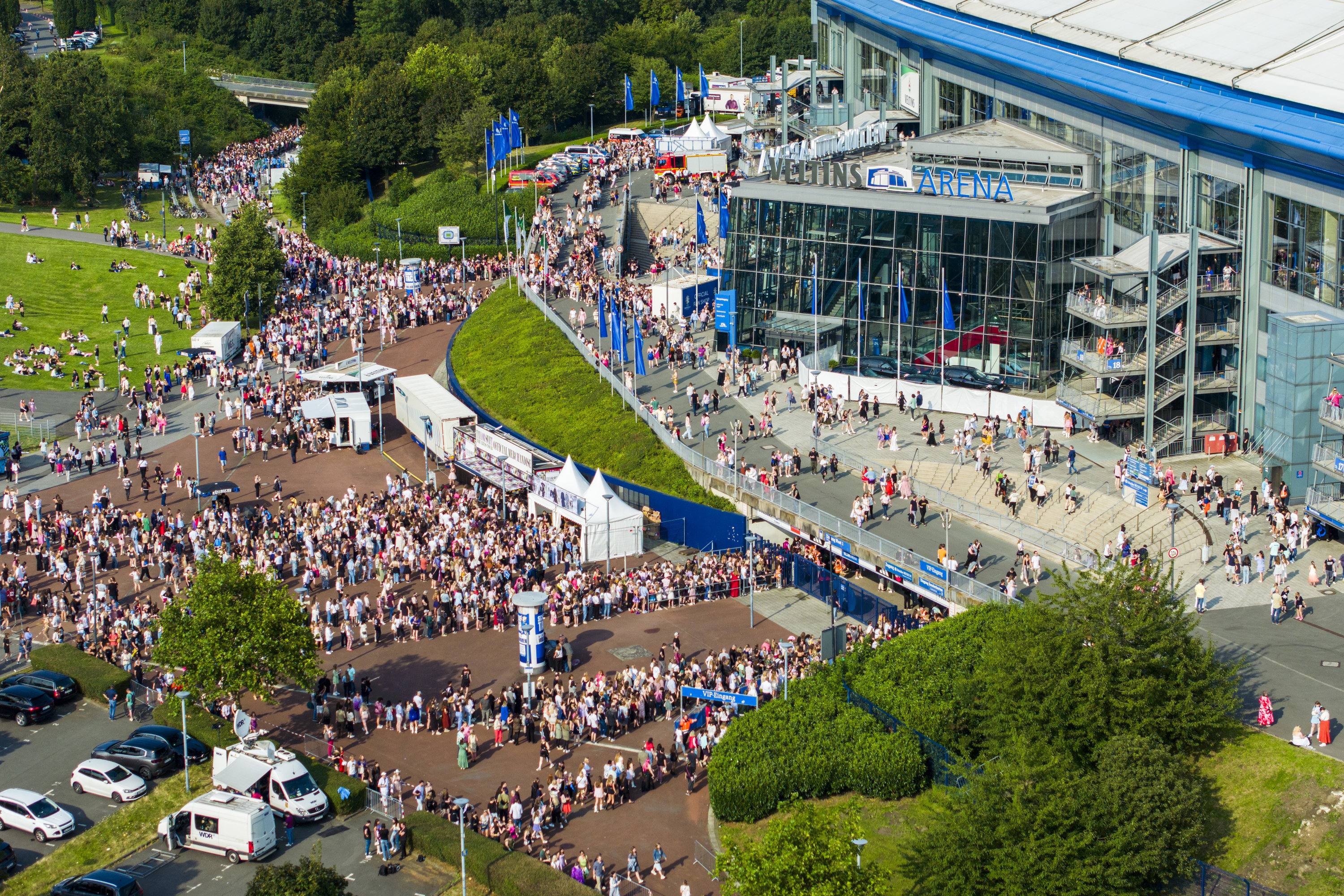 Lange Schlangen haben sich an den Eingängen zur Arena gebildet.