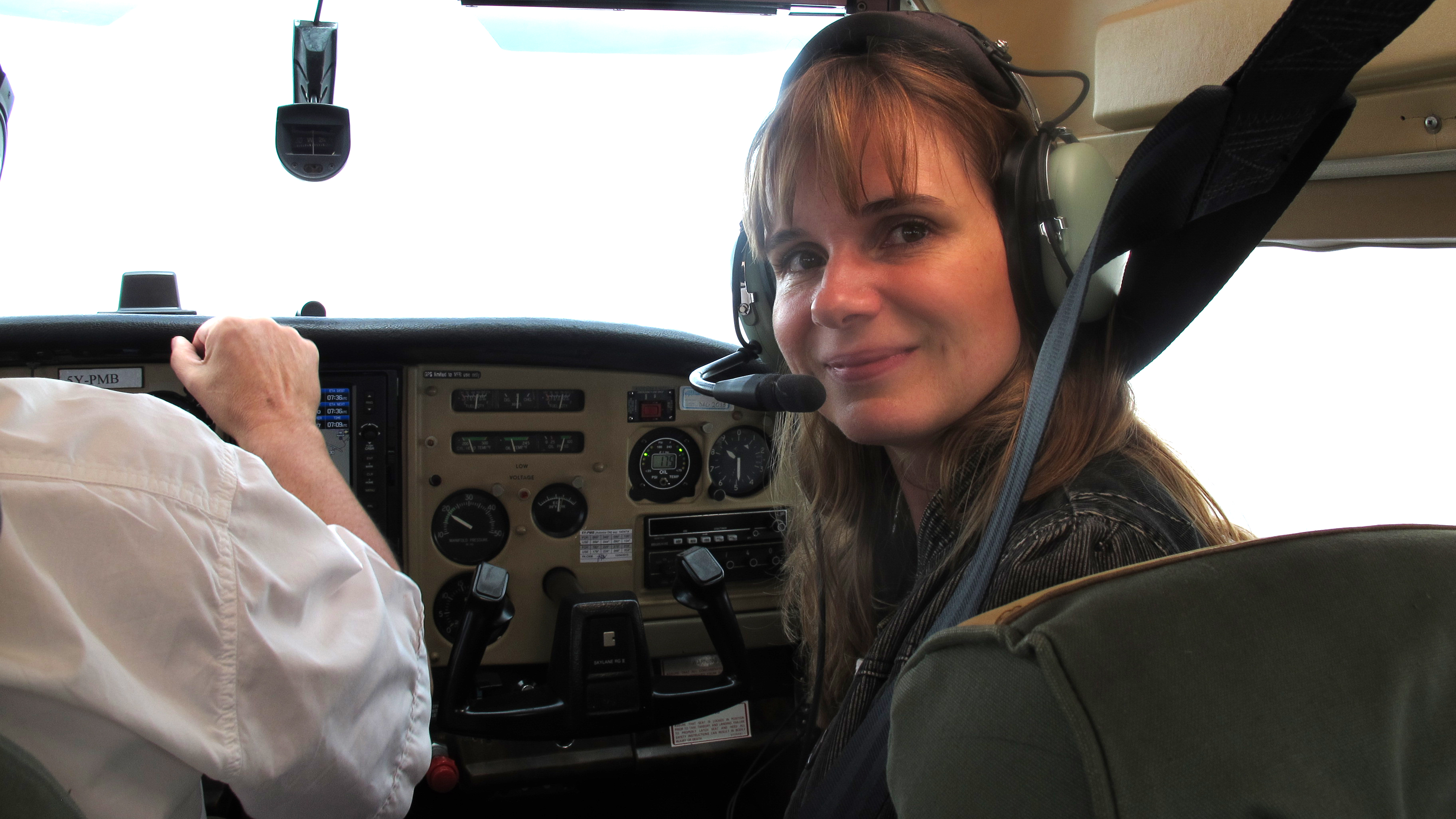 Antje Diekhans im Cockpit eines kleinen Flugzeugs