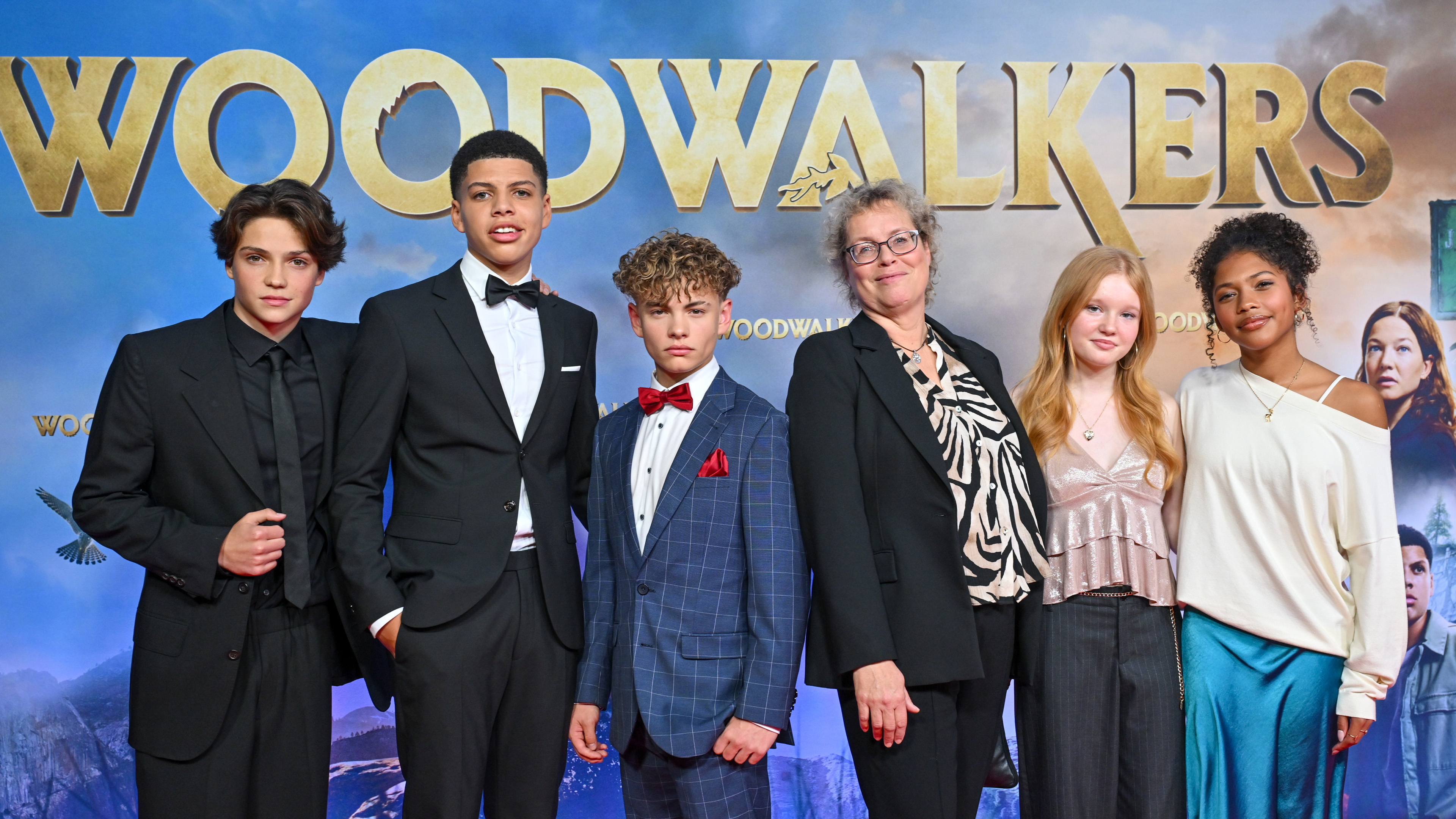 Katja Brandis mit Schauspielern bei der Woodwalkers Premiere