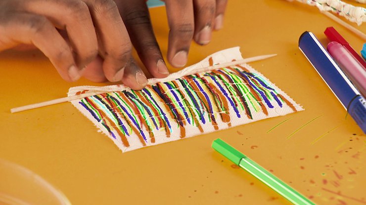 Rohit rollt das Klopapier auf das Holz-Stäbchen