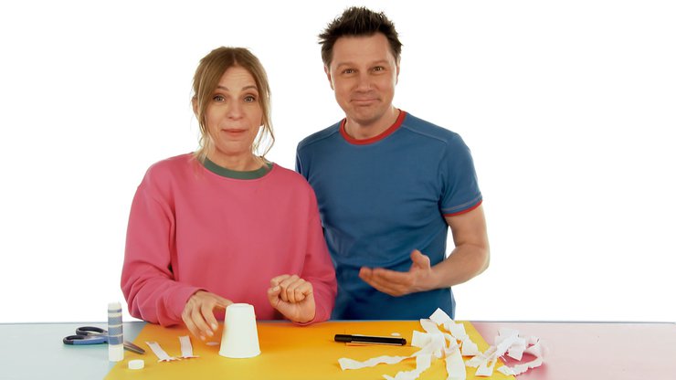 Tanja und André mit den Materialien für die Pappbecher-Gespenster