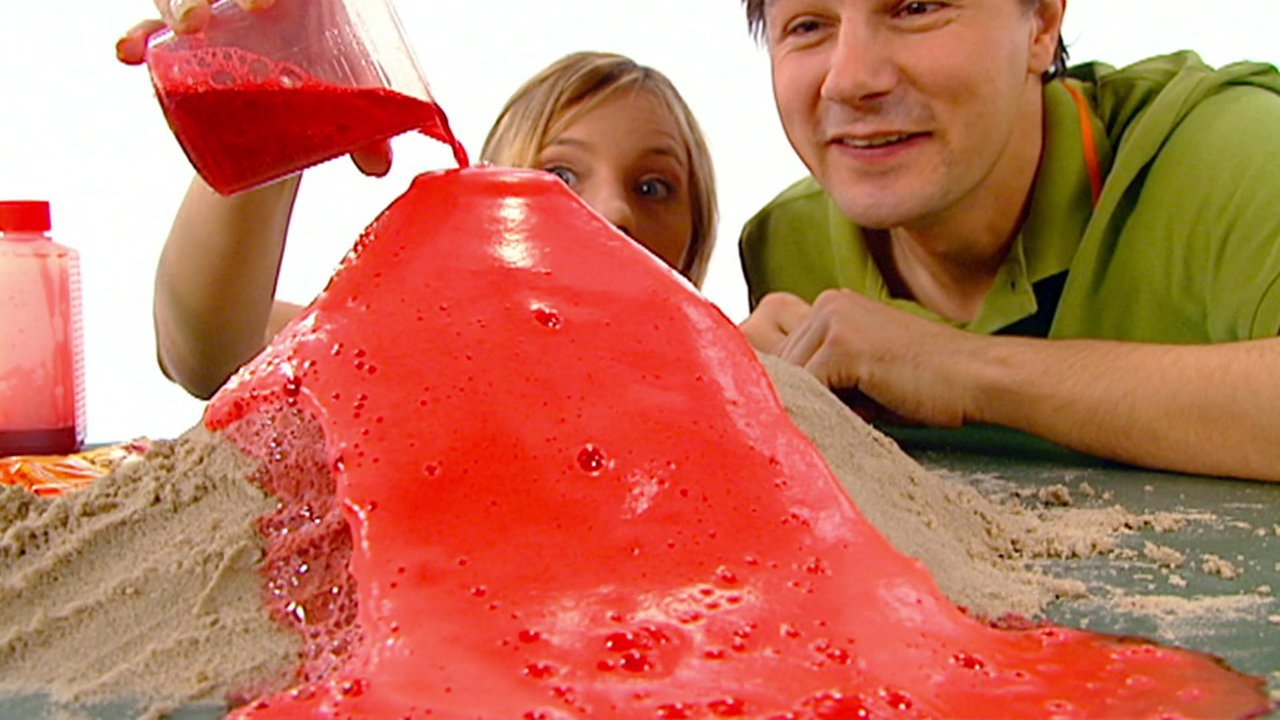 Tanja und André hinter dem rot-schaumigen Sandvulkan