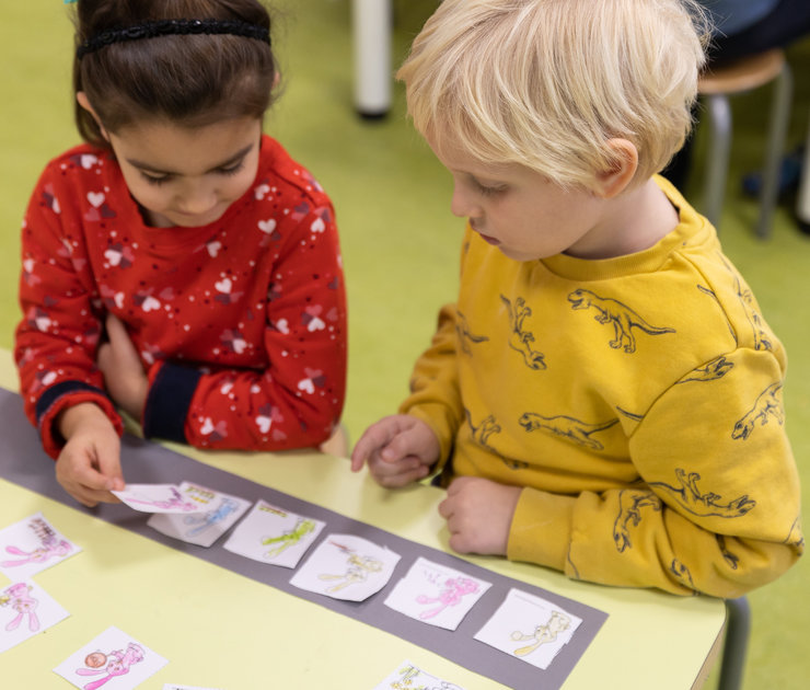 Zwei Kinder spielen ein Lernspiel mit Programmieren mit dem Elefanten 