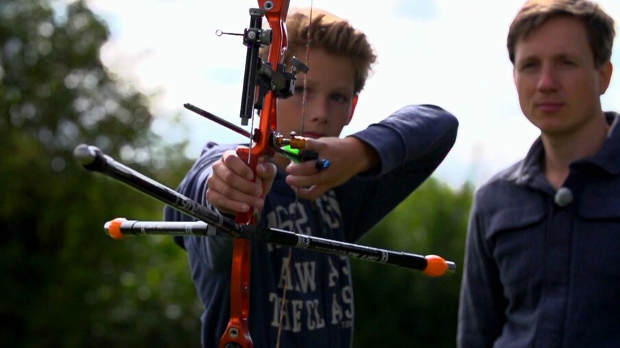 Tobi mit Pfeil und Bogen in der Hand