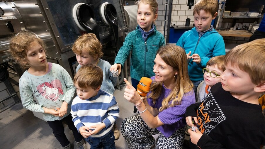 Jana Forkel im Produktionstechnischen Zentrum in Garbsen