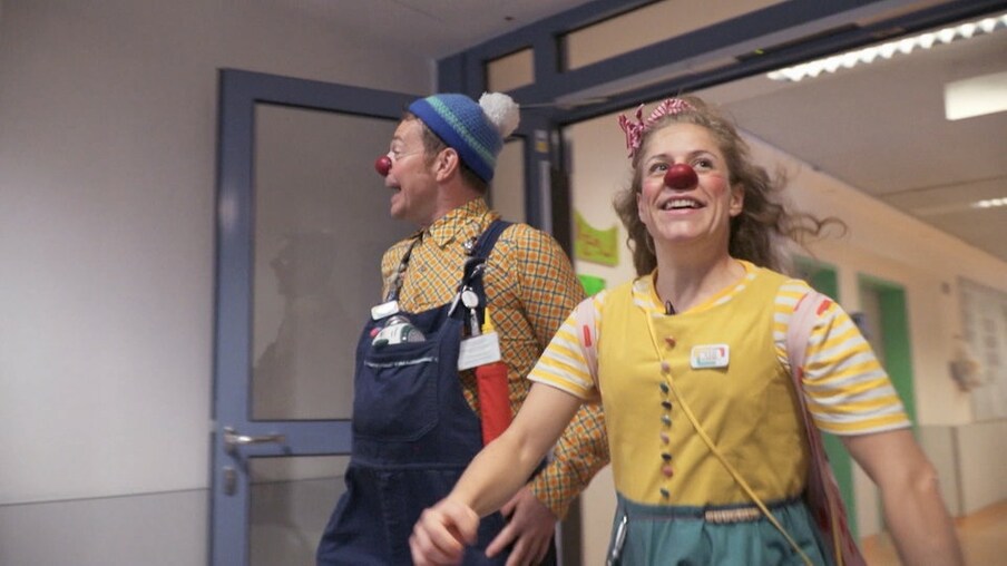 Geteiltes Bild mit Bitzer und Timmy, André und vielen Bananen im Supermarkt, Klinik-Clown-Frauen hintereinander in einer Reihe, die Maus mit einer roten Nase und einer weiß-reot gekringelten Socke