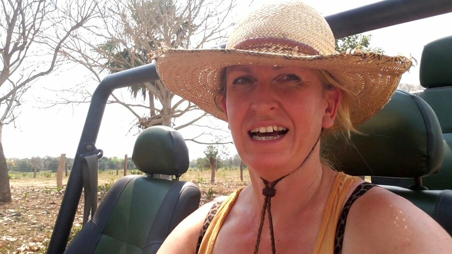 Forscherin Lydia Möcklinghoff mit einem Pickup unterwegs im brasilianischen Pantanal
